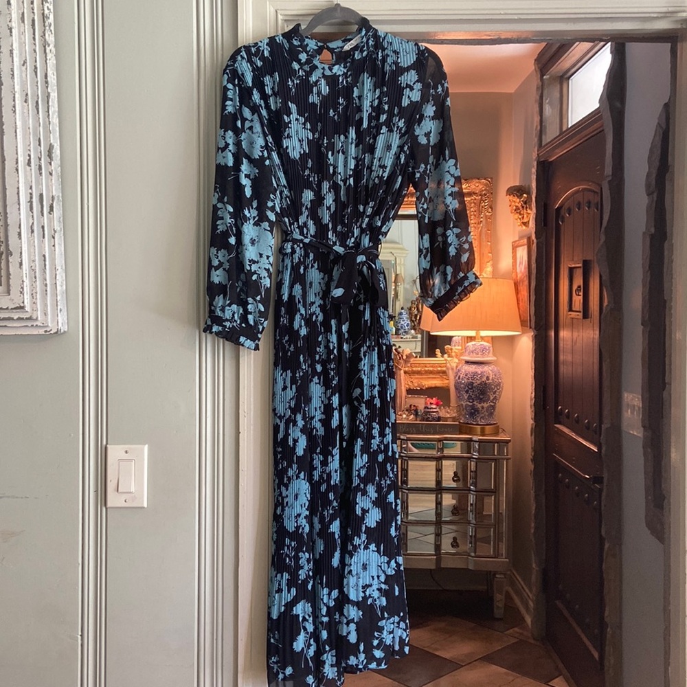 Gorgeous Zara dress fits medium but a size large